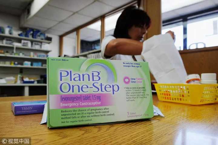 2011年8月1日,美国加利福尼亚州,药店柜台上摆放的女性处方避孕药
